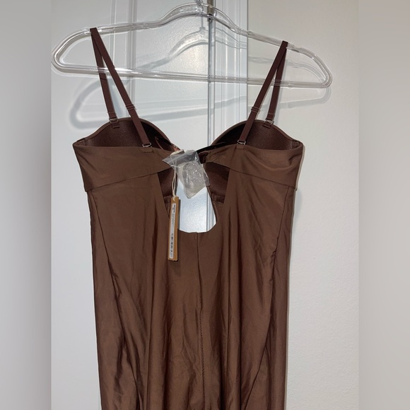 NWT Skims Deep plunge shapewear mid thigh bodysuit - Picture 9 of 9